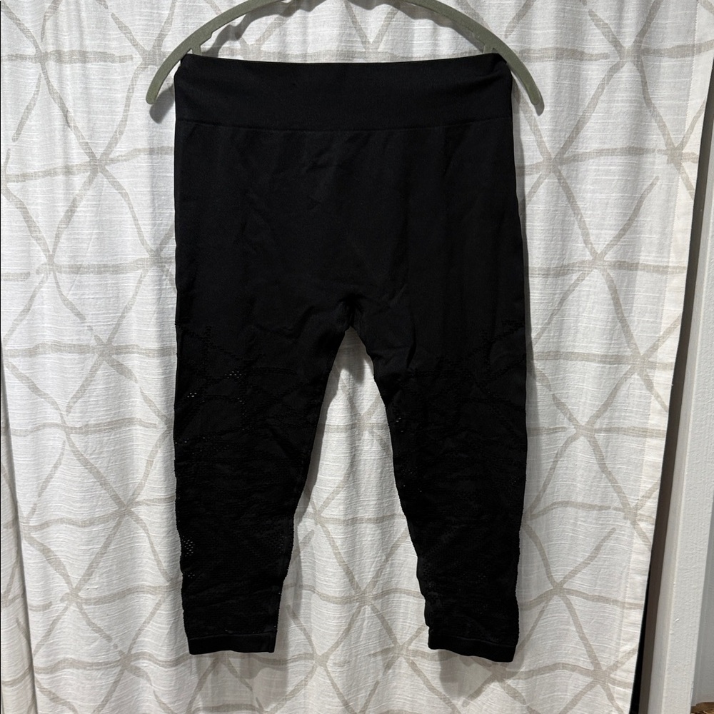 Black Fabletics, Demi Lovato, extra large Capri leggings